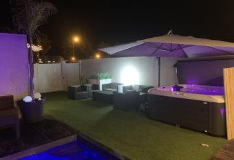 Logement sup  rieur 150m2 avec piscine chauff  e et jacuzzi    2 pas de la plage et du centre ville avec massages relaxants en option has rooms with a private hot tub