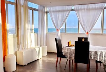 Apartamento moderno com vista para o mar has Balcony rooms