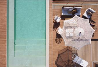 Birdcage 33 Hotel - Adult Only allows 18 year olds to book a room