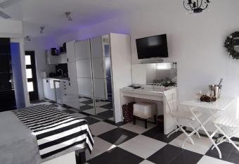 The Pervoli Studio - Pool - Close to Beach allows 18 year olds to book a room