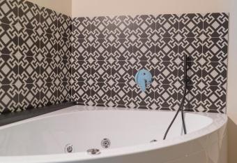 Tesoro Nascosto B&B allows 18 year olds to book a room