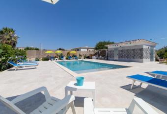 Trilocale in Villa con piscina has Smoking rooms