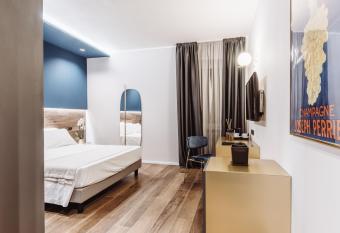 Hotel Europa has rooms with a private hot tub