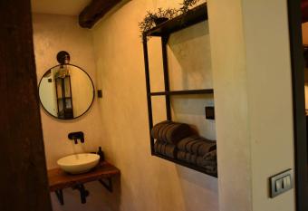 Villa Mila has rooms with a private hot tub