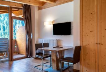 Hotel Residence Gardena Dolomites has Balcony rooms