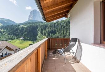 Hotel Residence Gardena Alps 300 has Balcony rooms