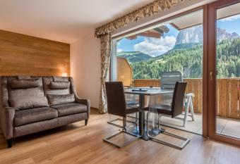 Garni Hotel Gardena App Dolomites 3 has Balcony rooms