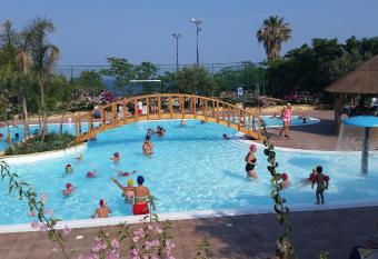 Villaggio Marinella DIRETTAMENTE sul mare has Balcony rooms