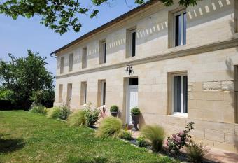 4 Bedrooms in a charming house with swimming pool allows 18 year olds to book a room