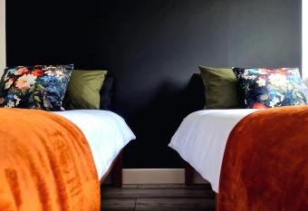 Two Bedroom Entire House Near M5 - With Parking - by Si Serviced Apartments allows 18 year olds to book a room