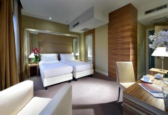 Hotel Saint John has rooms with a private hot tub