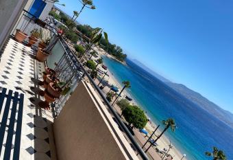 La Finestra sullo Stretto has Balcony rooms