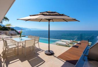 New oceanfront luxury Villa in Puerto Vallarta has Balcony rooms