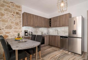 Villa Aglaia Galia has rooms with a private hot tub