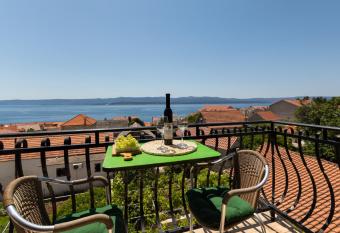 ORANGE APARTMENT has Balcony rooms