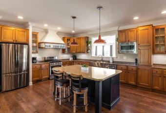 80 Acre Retreat with Pool - Minutes to Ark - Sleeps 15 has Balcony rooms