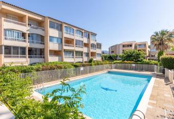 VERY BRIGHT 31 m with Veranda and POOL allows 18 year olds to book a room