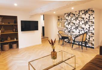 Le Petit Martray - Au coeur du centre ville allows 18 year olds to book a room