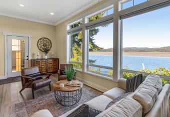Alsea Bay Retreat has Balcony rooms