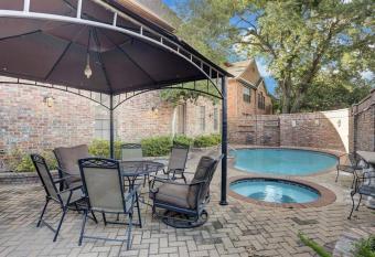 Galleria/Uptown 5 Bdrm Pool Theatre near Memorial Med Ctr allows 18 year olds to book a room