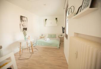 NEU Innenstadt Altstadt Apartment in Top Lage von K  ln allows 18 year olds to book a room