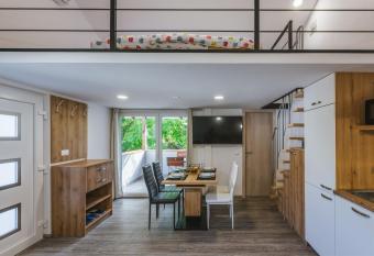 Blue Door - Studio has Balcony rooms