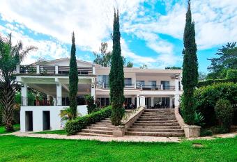 Hotel COCOVIEW, Bar & Restaurante allows 18 year olds to book a room