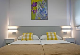 Siaba Pensi  n Boutique allows 18 year olds to book a room