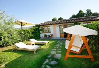 Villa Olmi Firenze has rooms with a private hot tub