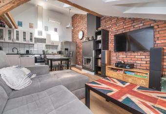 Przytulny Loft W Uroczej Okolicy has rooms with a private hot tub