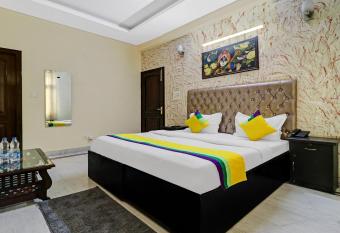 Hotel Sunrise,Noida has rooms with a private hot tub