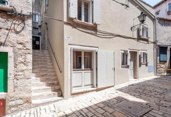 Calnova Suites has Balcony rooms