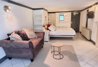 ON138 Romantic studio with nice garden has Balcony rooms