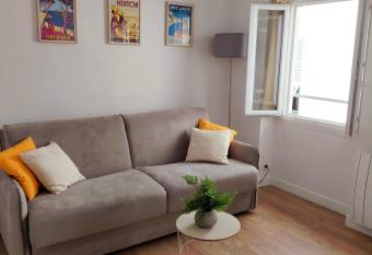 Joli studio dans le coeur de Menton allows 18 year olds to book a room