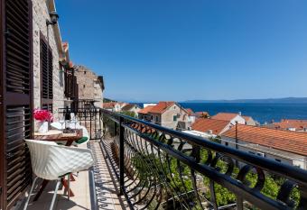 GREEN APARTMENT allows 18 year olds to book a room