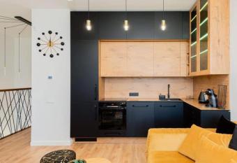 Black Gold Apartments has rooms with a private hot tub