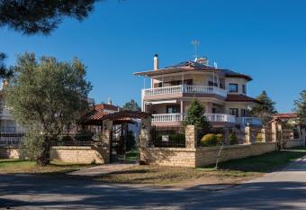 Villa Idilico allows 18 year olds to book a room