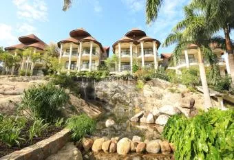 THE GOLDEN PIGEON HOTEL AND SPA. has rooms with a private hot tub