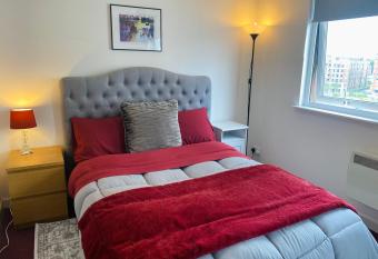 Studio Flat, Merchant City Glasgow Centre allows 18 year olds to book a room