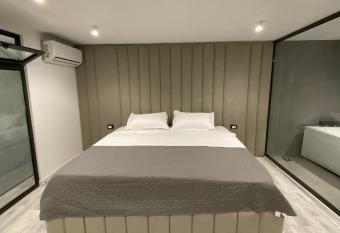 Tirana Luxury Loft has rooms with a private hot tub