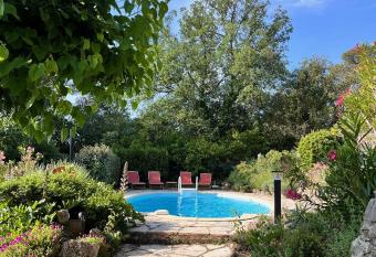 La Parenth  se du Var - Chambre d h  tes petits d  jeuners inclus et terrasse ombrag  e allows 18 year olds to book a room