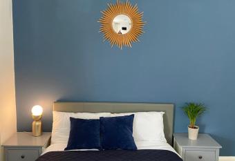 London Road Flats - Free WIFI, washing machine, smart TV, easy access to A50 allows 18 year olds to book a room