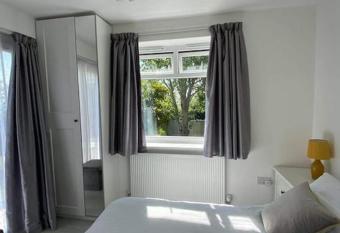 Dingley Dell - Superbly located private accommodation has Balcony rooms