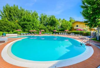 Hotel Riel has Balcony rooms