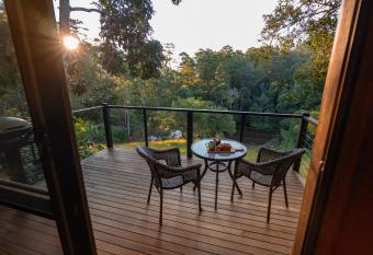 Whispering Valley Cottage Retreat has rooms with a private hot tub