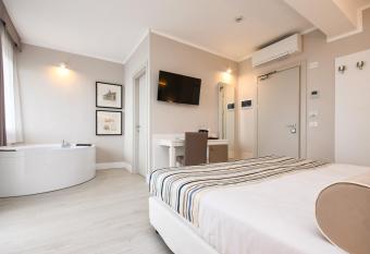 Hotel Oliveto has rooms with a private hot tub