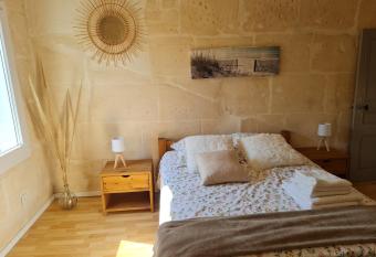 L olivier et la lavande allows 18 year olds to book a room