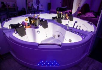 Pink Boutique has rooms with a private hot tub