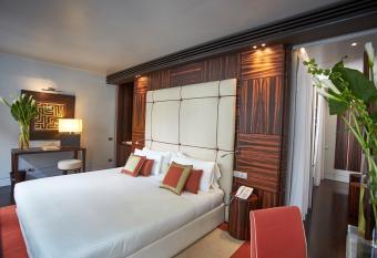 Sina The Gray has rooms with a private hot tub