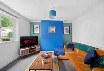 Modern 3 Bed Peterborough House - Parking - Garden allows 18 year olds to book a room